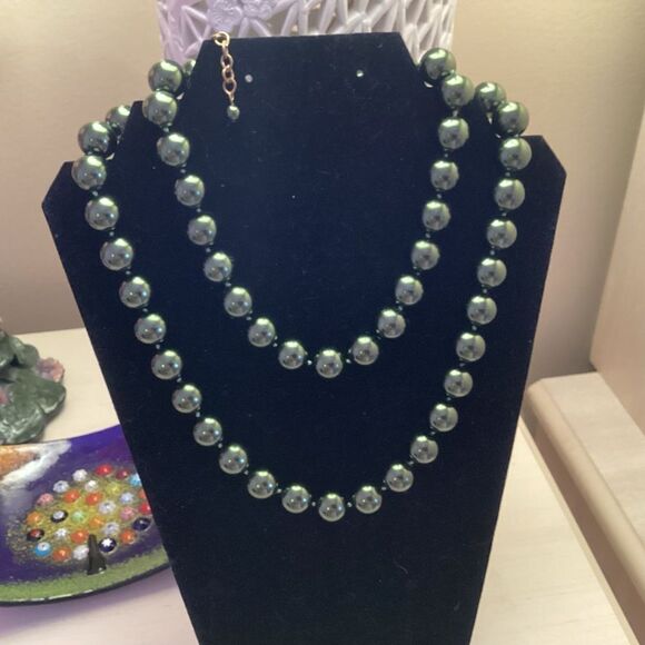 LaRadiant Brand 14 mm Simulated Glass Pearls in Green - Picture 2 of 7
